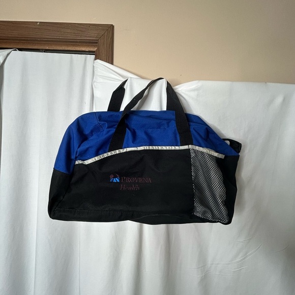 Gym duffle bag with removable shoulder strap. - Picture 1 of 6